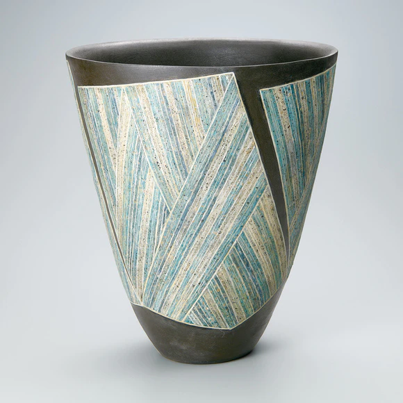 Flower vessel with colored slip inlay decoration. (Keiko Hatori) ｜Gallery  Japan