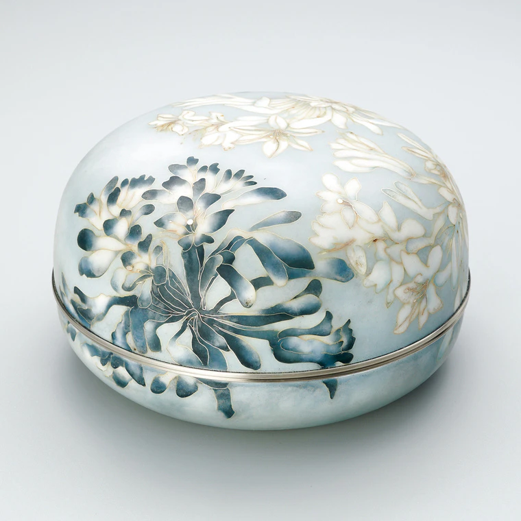 photo Cloisonne Covered Vessel "Thought"