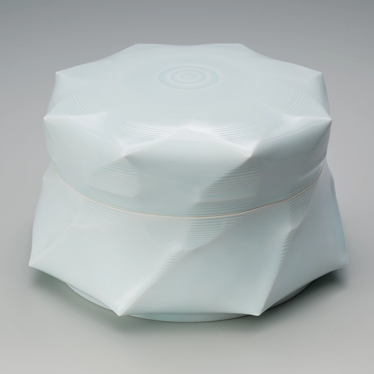 photo Covered Vessel with White Porcelain and Water and Ice Design