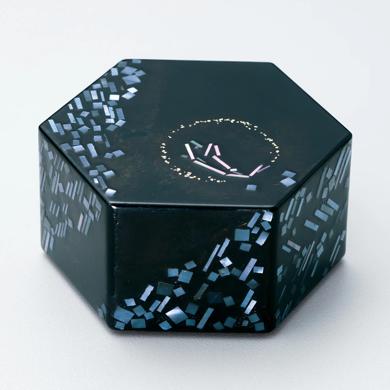 photo Hexagonal Weight with Design in Makie "Sojo (Going Upstream)"