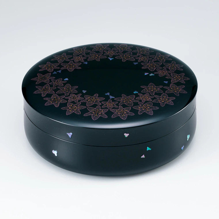 photo Covered Vessel with Design in Chinkin "Hototogisu (Toad Lily)"