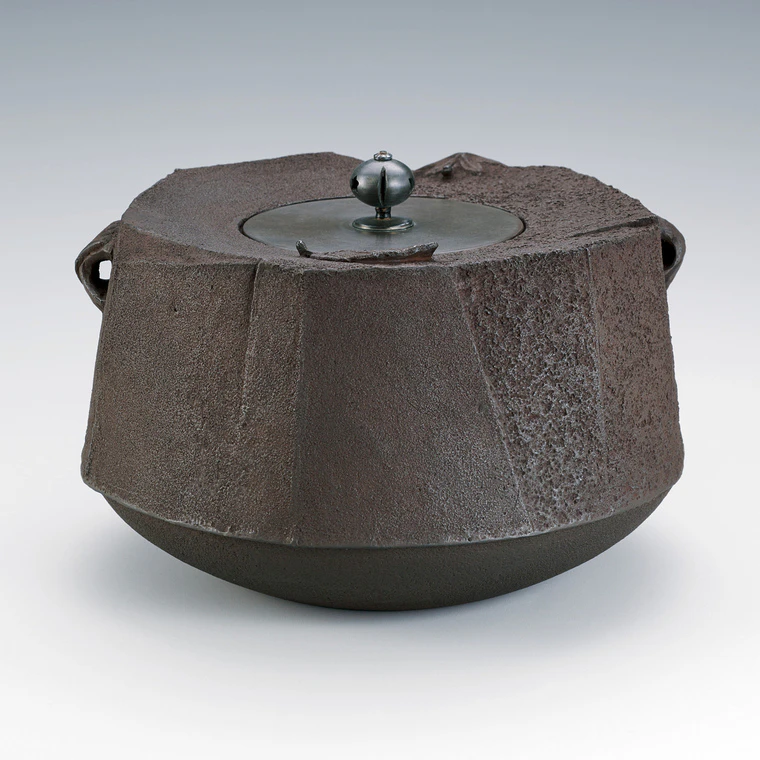 photo Chamfered Tea Kettle "Ganba (Rocky Leaves)"