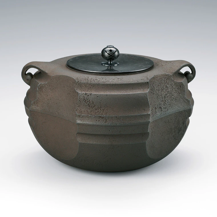 photo Tea Ceremony Kettle with Faceted Steps "Yakumo (Eight Clouds / Layered Clouds)"