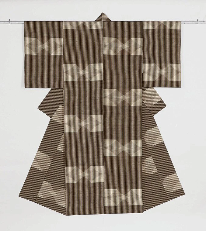 写真：紬織着物「釘抜柄」