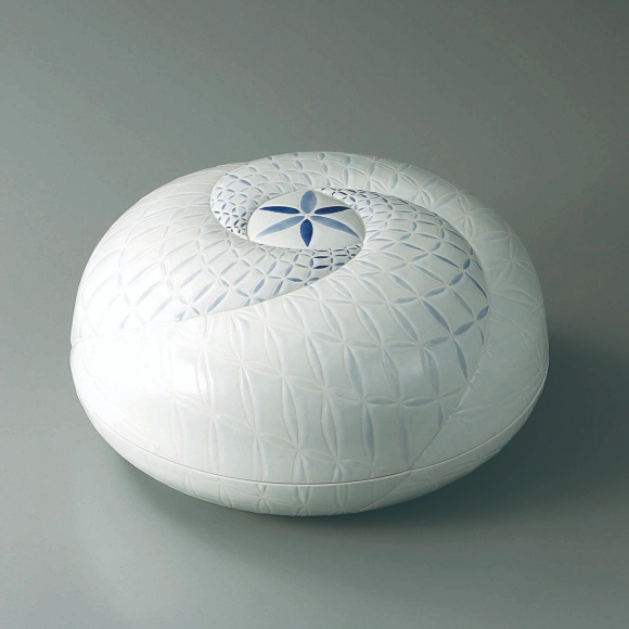 Box with Design in Underglaze Blue and Yu-hajiki "Changing"