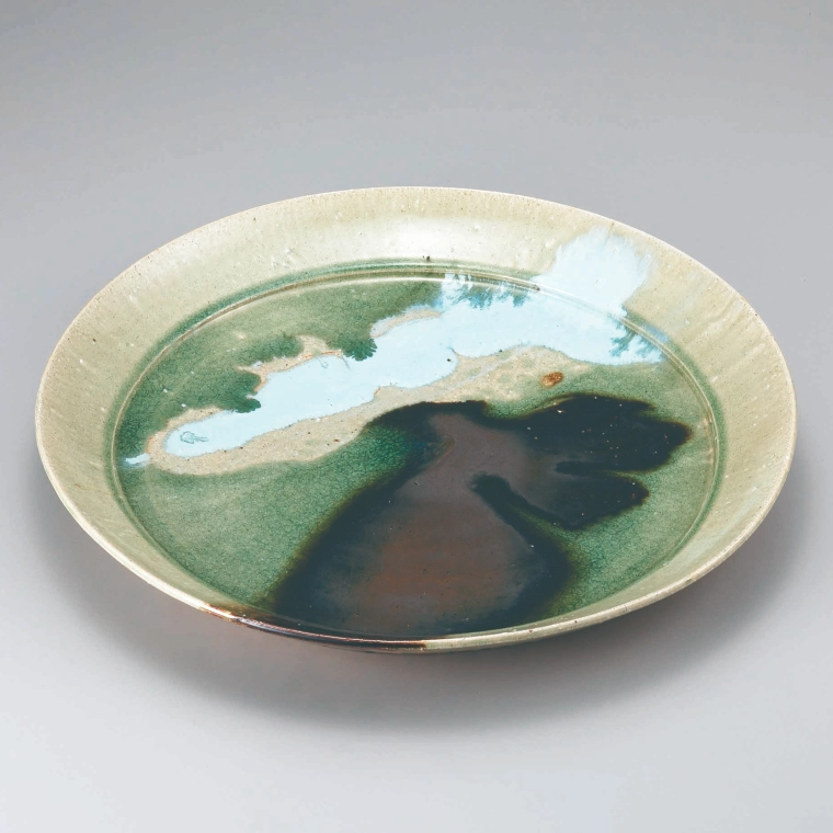 photo Large Plate with Iga Ash Glaze and Sancai Decoration