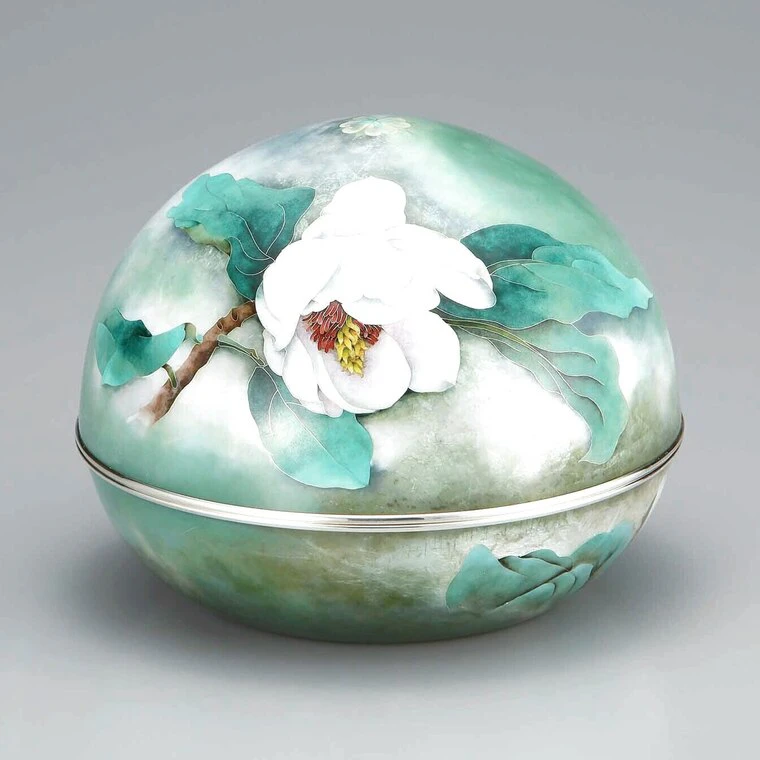 photo Cloisonne Covered Vessel "White Celestial Maiden"
