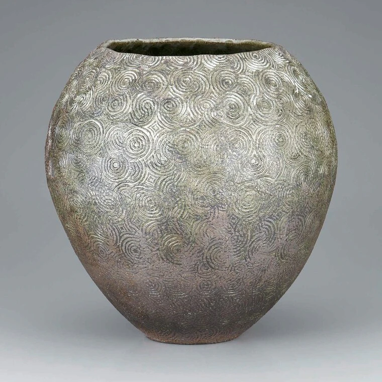 photo Carbonized Jar Shaped by Beating