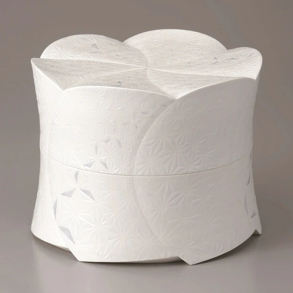 Box with Design in Underglaze Blue and Yu-hajiki "Snowflake"