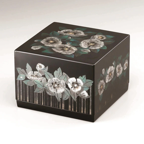 Lacquered Box with Design in Chinkin "Japanese Stewartia"