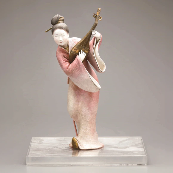 Formed with tōso and covered with cloth and paper "Shun-ai (Spring Haze)"