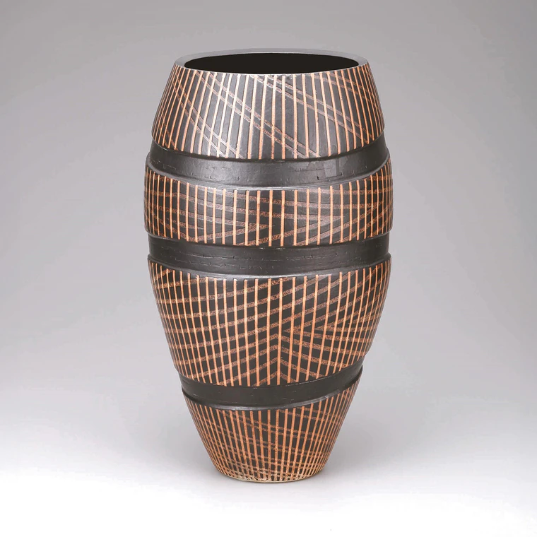 photo Black Oribe Flower Vase with Line Design
