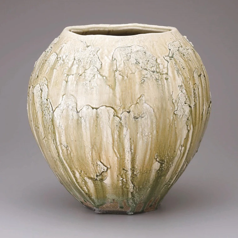 photo Iga Jar with Ash Glaze and Faceted Surface