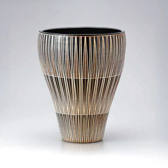 photo Black Flower Vase with Line Design