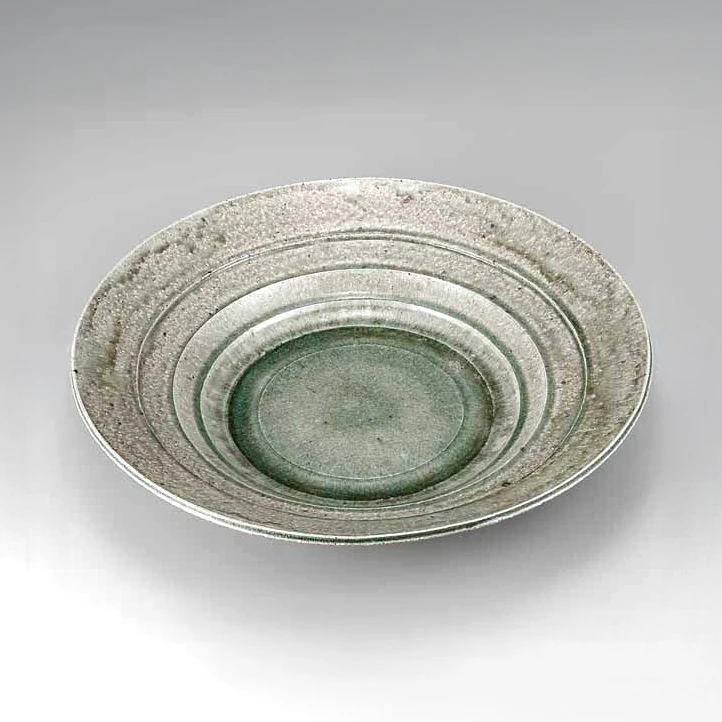 photo Large Bowl with Ash Glaze and Line Pattern