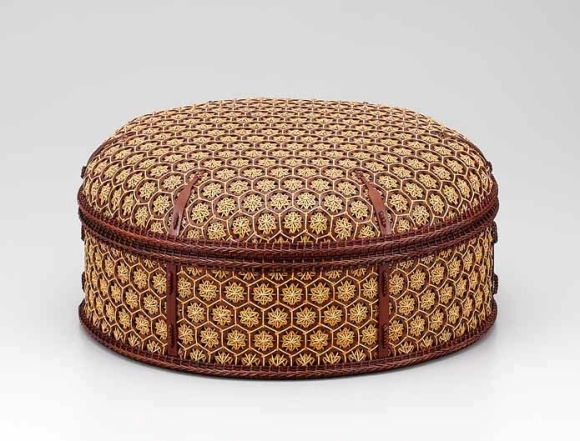 Covered Box with Chrysanthemum Patterns "Thousand Year Treasure Box"