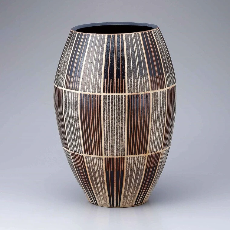 photo Black Flower Vase with Line Design