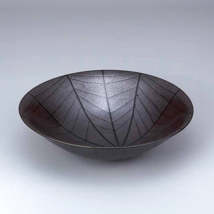 photo Bowl with Silver-transformed Iron Glaze and Line Design