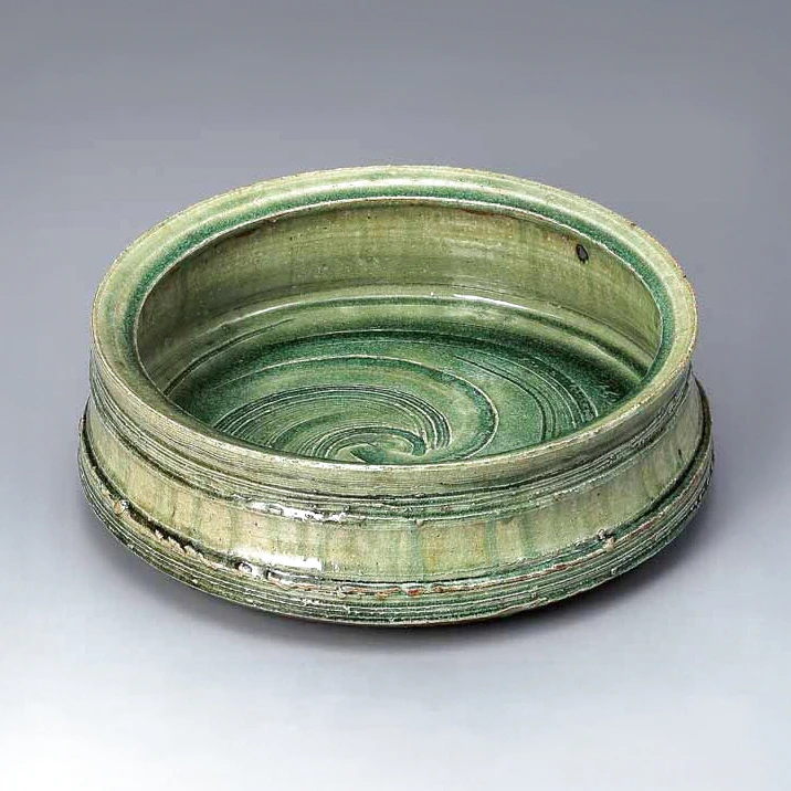 photo Large dish with ash glaze