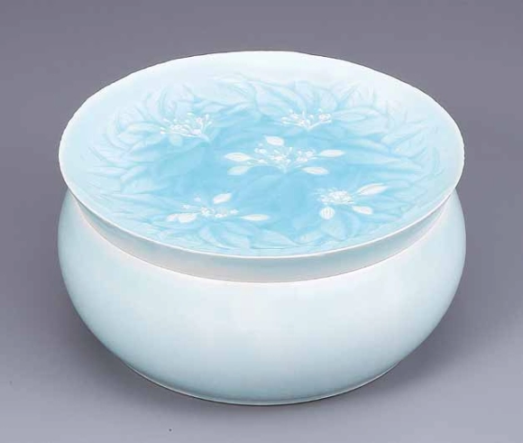 Box with Engraved Design  "Kunlun Flower"