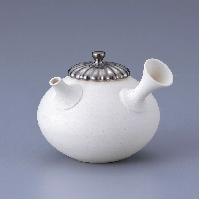 photo Teapot with Platinum Decoration and Chrysanthemum-shaped Lid