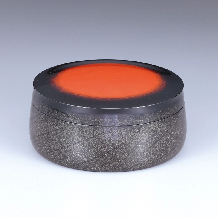 photo Covered Vessel with Colored Urushi and Design in Kinma