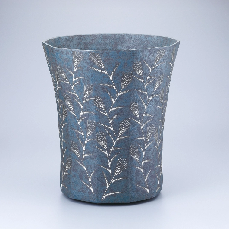 写真：炭化象嵌泥彩麦文面取花器