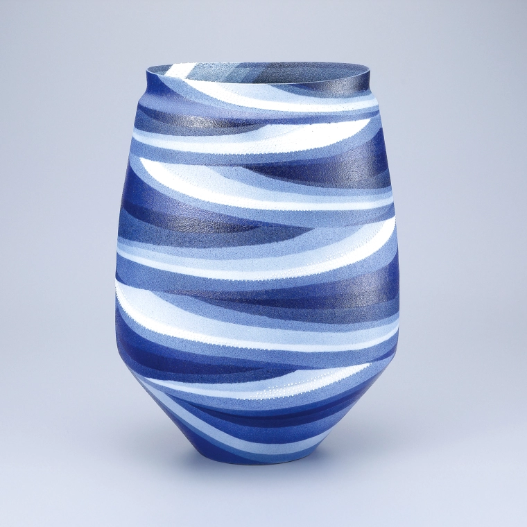 写真：横ふ天川　藍彩白堆文扁壺