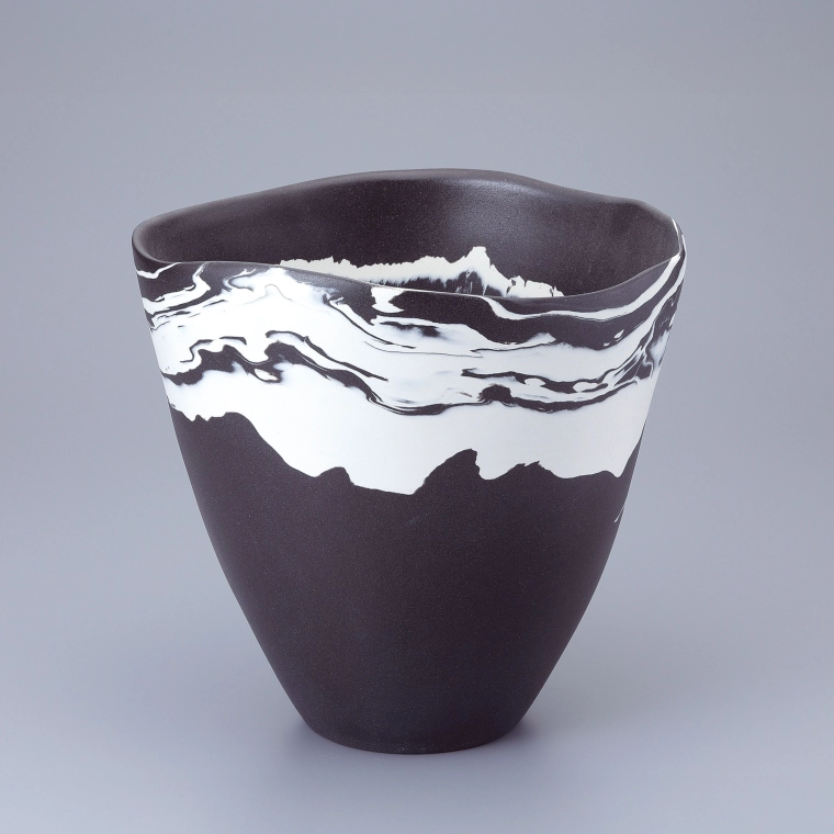 写真：黒白彩流文花器