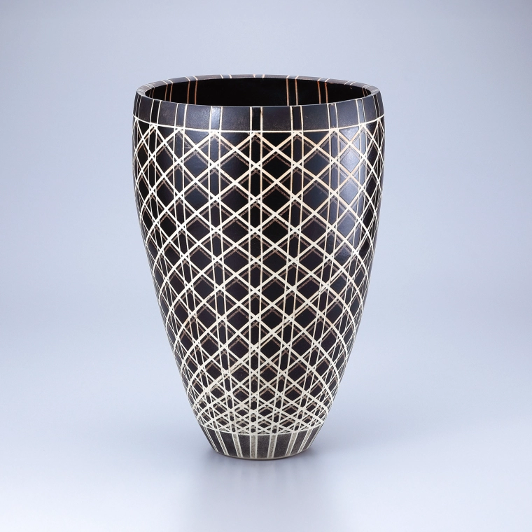 写真：黒彩線文花器