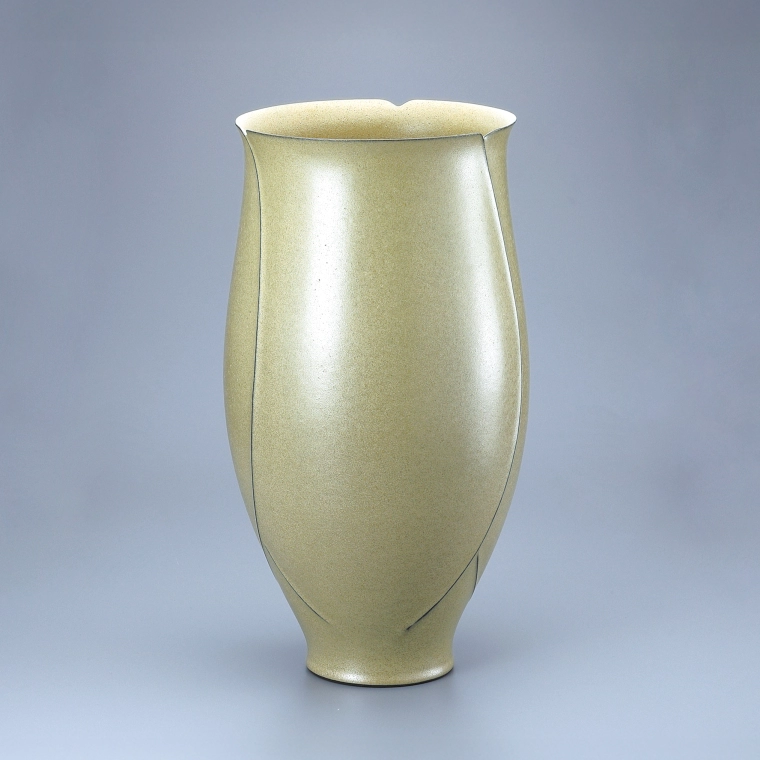 photo Flower vessel with dead leaf color glaze and flower design