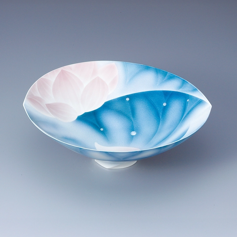photo Bowl with Underglaze Blue Design "Waterdrops on a Lotus"