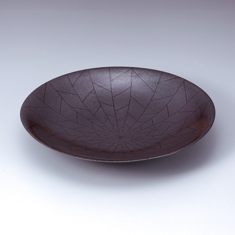 photo Iron Glaze Jar with Leaf Design