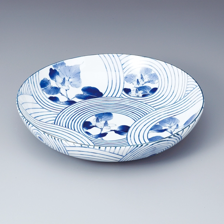 photo Large Dish with Dokudami Plant in Underglaze Blue Design