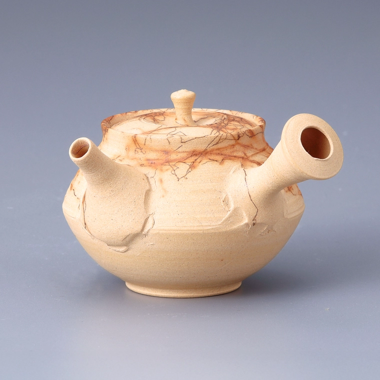 photo Tea Pot with White Slip and Mogake Decoration