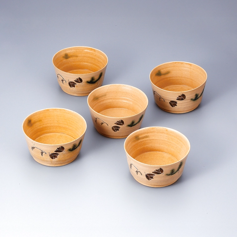 写真：黄瀬戸翁草文組深鉢（五客組）