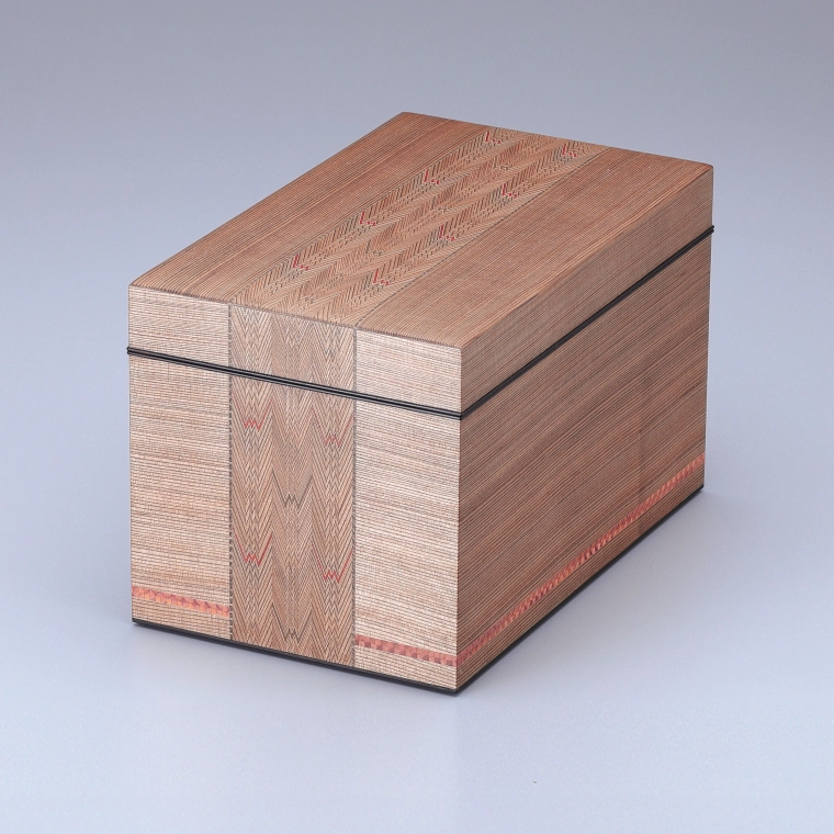 photo Box of jindai cedar wood with marquetry decoration.