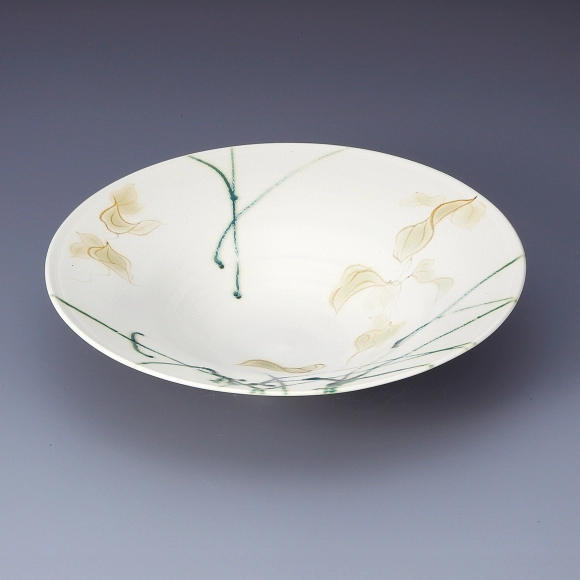 Bowl with Leaf Design in Underglaze Iron Painting and  Tsutsugaki