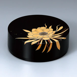 Circular covered Box with Design in Makie 