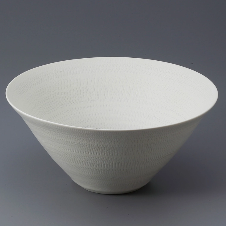 photo Bowl with Ice-flower Glaze and Tobikanna (Leaping-chisel) Marks