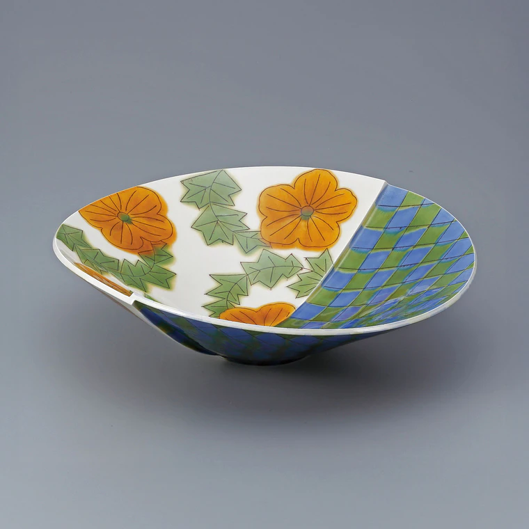 photo Bowl with Overglaze Enamel, Ryukasai (Flowing Enamel) and Katamigawari (Split-pattern) Design