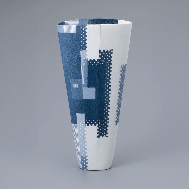 photo Flat Jar with Fubuzumi and Blue-and-white, "Gekka ni Ugatsu"