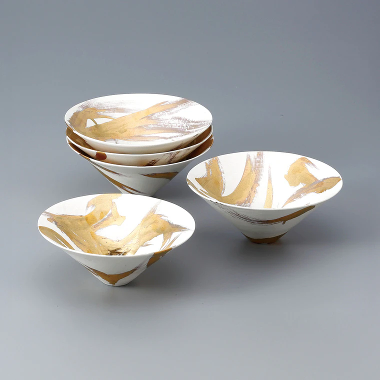 photo Vessel with White Porcelain and Gold Decoration 2025