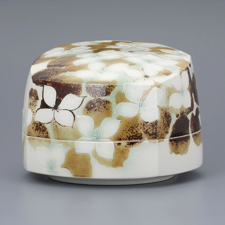 photo Pottery Box with Iron Underglaze and Copper Red "Dogwood"