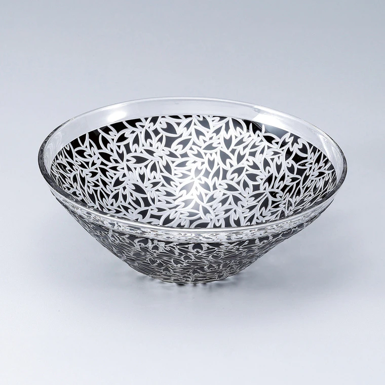 photo Black cased bowl with cherry blossom design and engraved decoration, Kiriko (Cut Glass)