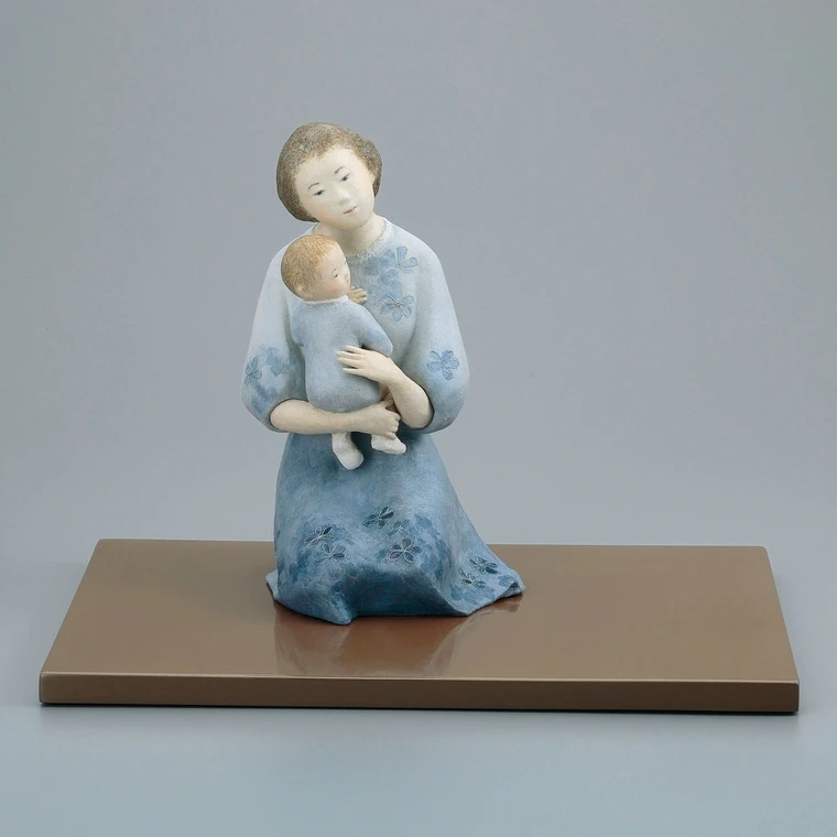 photo Formed with Tōso Over Wooden Core and Covered with Cloth and Paper "Peace of Mind"