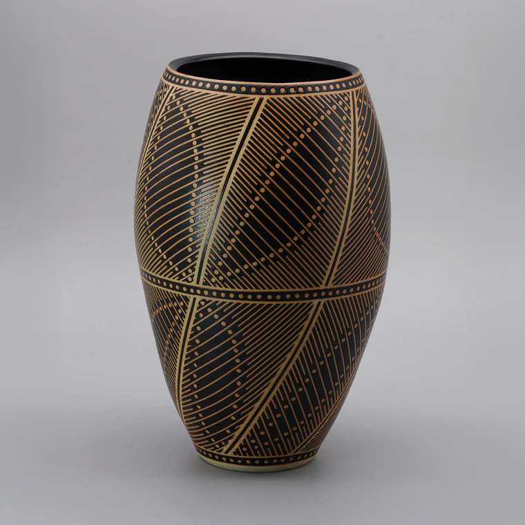 photo Black Glazed Flower Vase with Geometric Design
