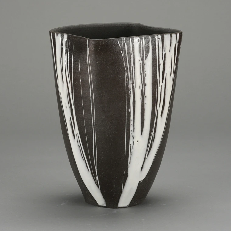 photo Black Clay Flower Vase