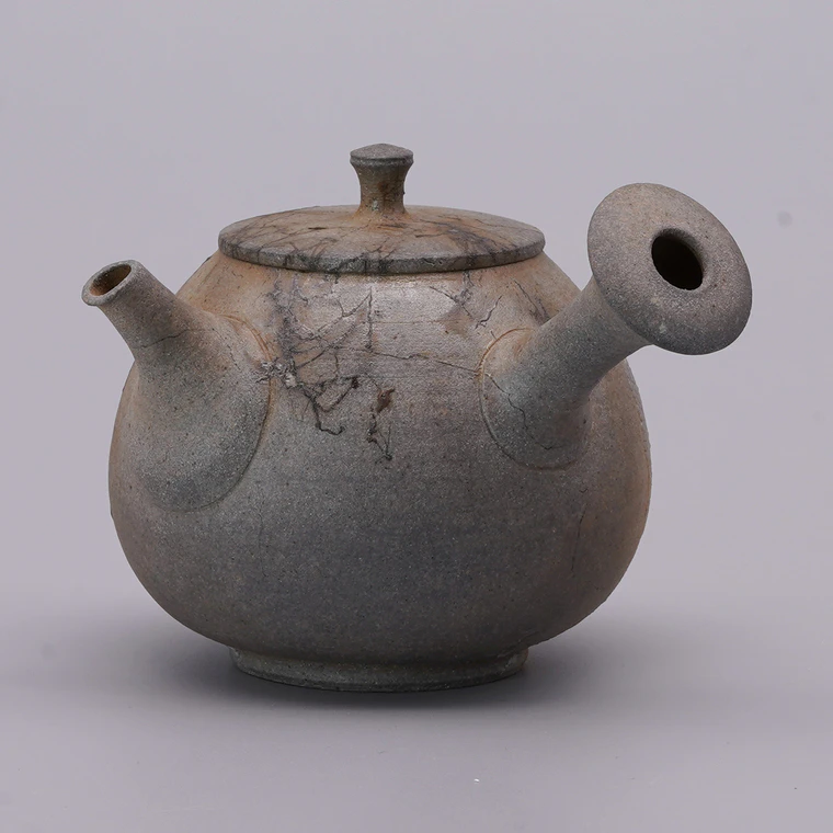 photo Teapot with Sharkskin-like Glaze and Mogake