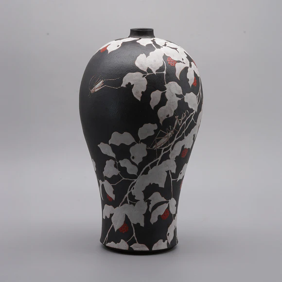 Large Jar with Kakewake Style and Underglaze Iron Painting “Food Chain”